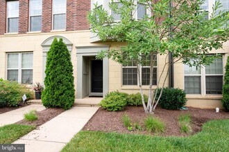 815 Fair Winds Way in Oxon Hill, MD - Foto de edificio - Building Photo