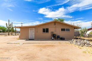 225 S Grand Dr in Apache Junction, AZ - Building Photo