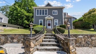 54 Hillside Ave in Tiverton, RI - Building Photo