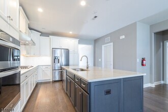 76 Van Cleef Dr in White House Station, NJ - Building Photo - Building Photo