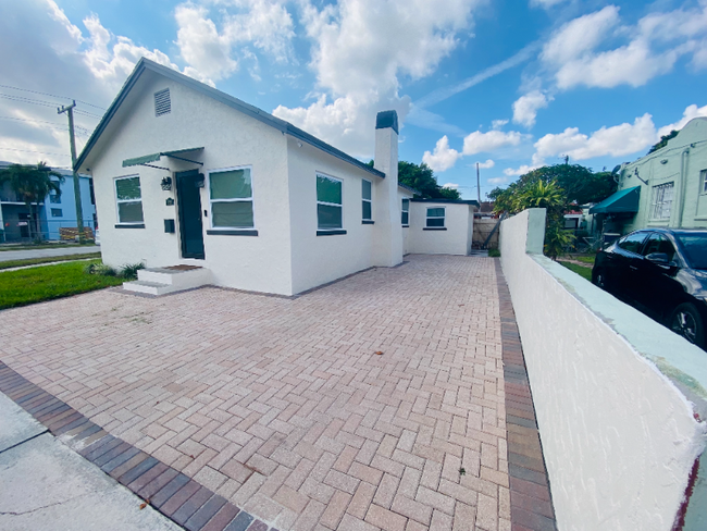 property at 828 SW 43rd Ave