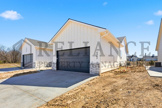 5243 N Pinecrest Ct in Bel Aire, KS - Building Photo - Building Photo