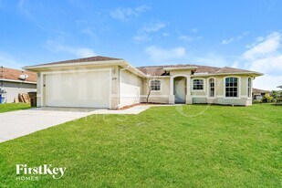 6136 Hellman Ave in Ft. Myers, FL - Building Photo