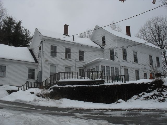 24 Spring St in Newmarket, NH - Building Photo