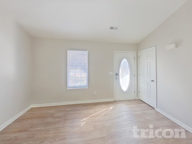 705 Continental Dr in Concord, NC - Foto de edificio - Building Photo