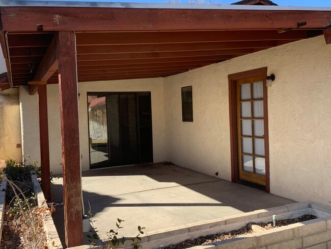 654 N Inyo St in Ridgecrest, CA - Foto de edificio - Building Photo