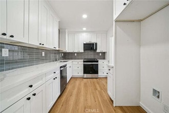 1221 Cummings Way in San Bernardino, CA - Foto de edificio - Building Photo