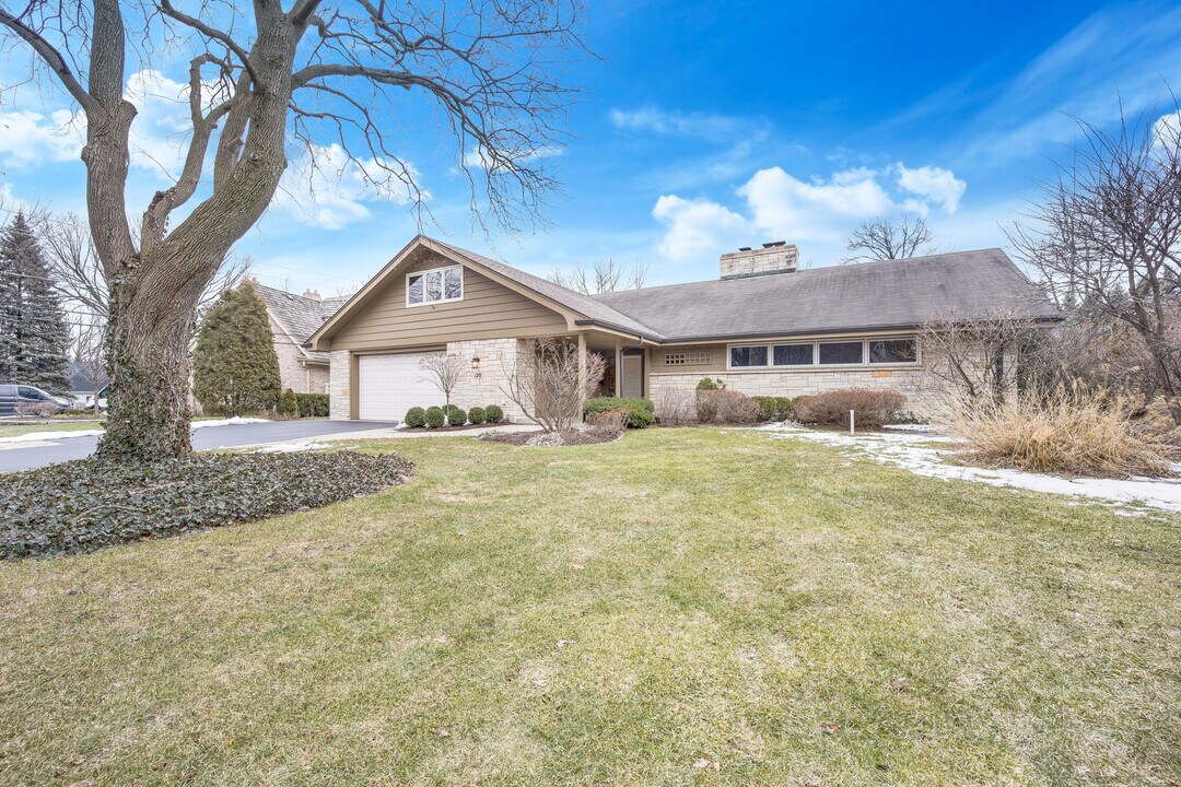 120 E 8th St in Hinsdale, IL - Building Photo