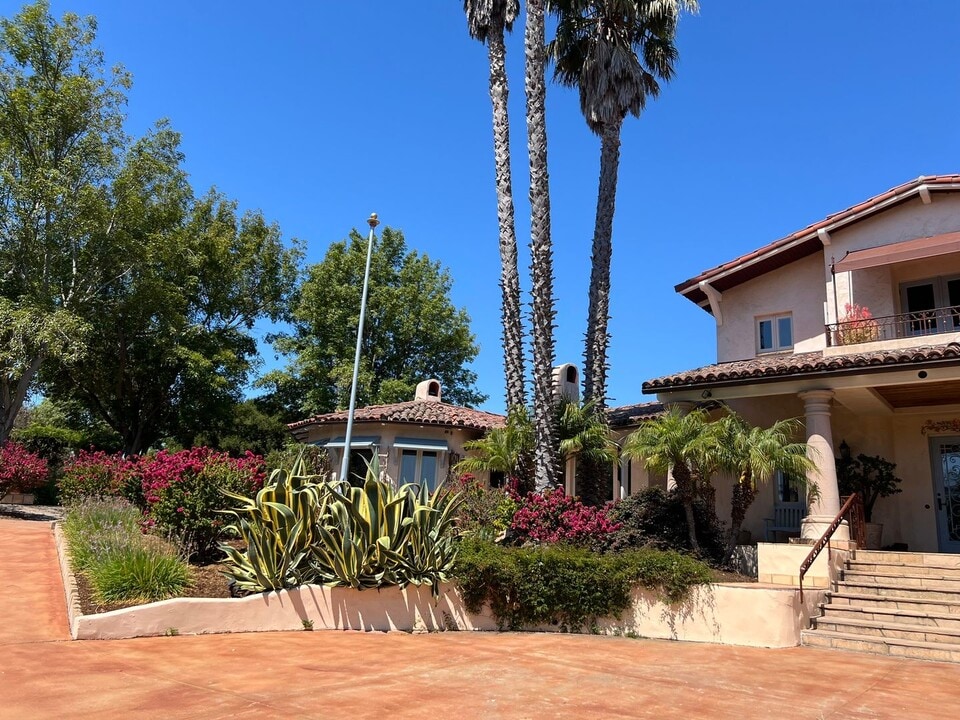 1220 Bassi Dr in San Luis Obispo, CA - Foto de edificio