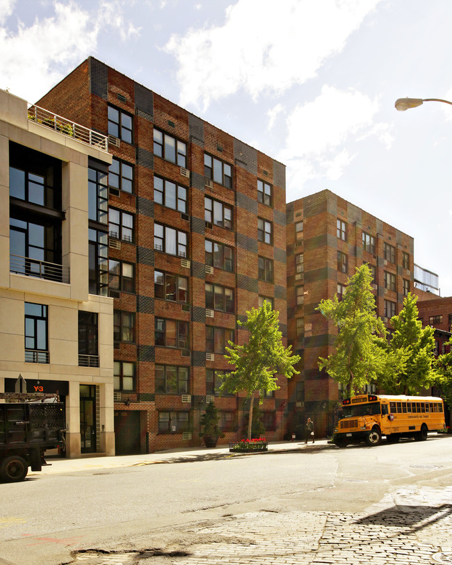 305 W 13th St in New York, NY - Building Photo - Building Photo