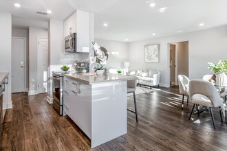 Marine Square East in Oakville, ON - Foto de edificio - Interior Photo