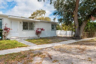 1301 NE 153rd St in North Miami Beach, FL - Building Photo - Building Photo