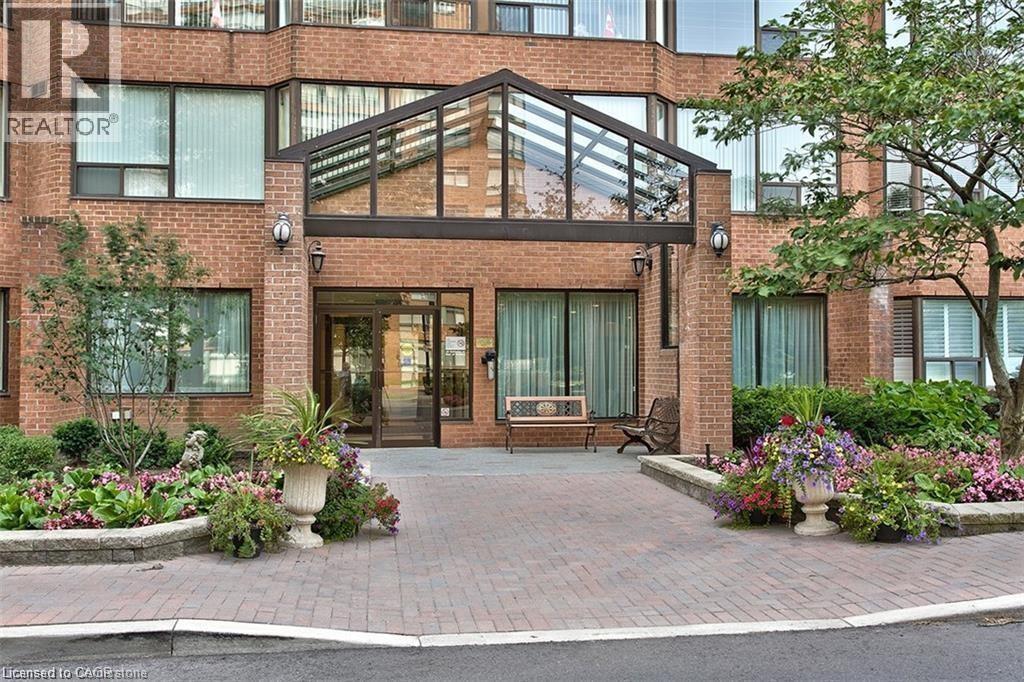 1270 Maple Crossing Blvd in Burlington, ON - Building Photo