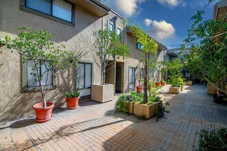 557 E Verdugo Ave in Burbank, CA - Building Photo - Building Photo