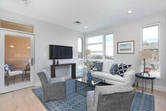 1650 Commonwealth Ave, Unit 1 in Boston, MA - Foto de edificio - Building Photo
