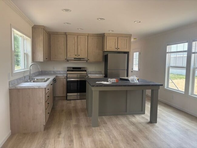 200 Rosewood Ave in Raeford, NC - Building Photo - Building Photo