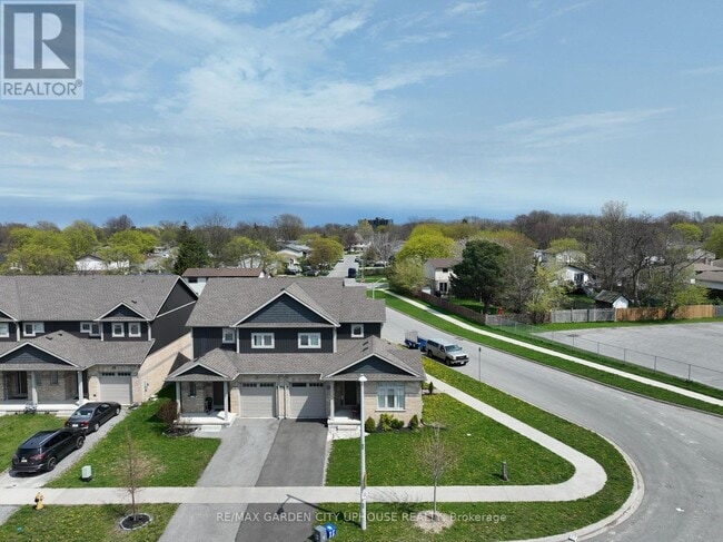 11 Manhattan Ct. in St Catharines, ON - Building Photo - Building Photo