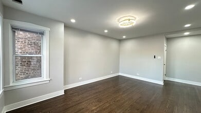 5224 N Bernard St, Unit 2 in Chicago, IL - Foto de edificio - Building Photo