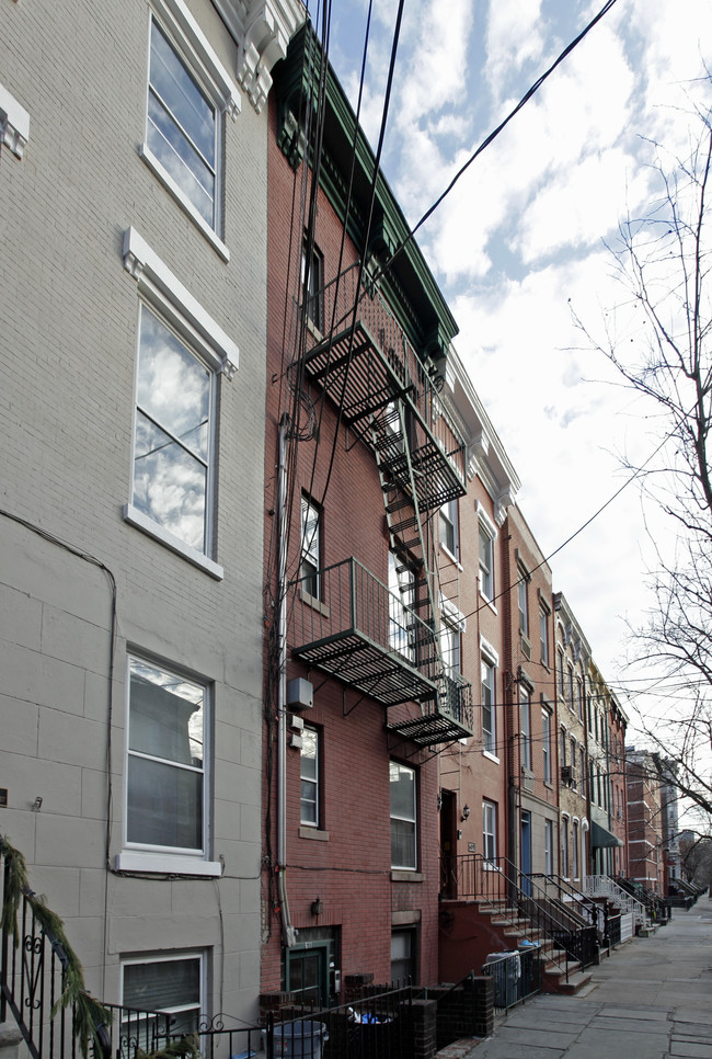 611 Bloomfield St in Hoboken, NJ - Building Photo - Building Photo