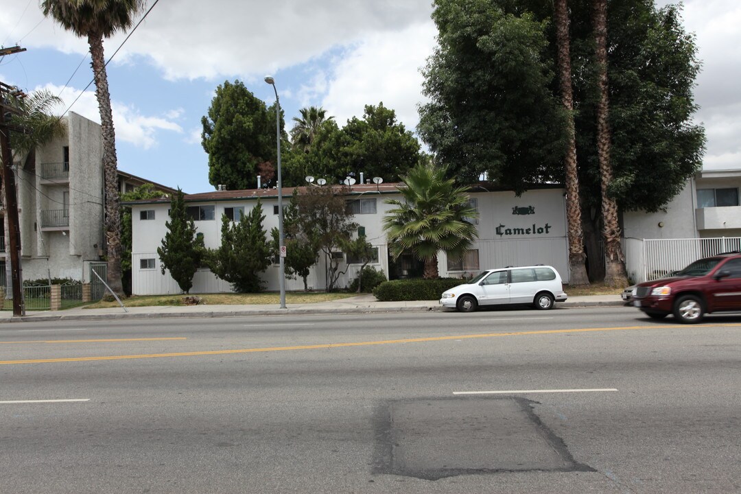 Camelot Apartments in Canoga Park, CA - Building Photo