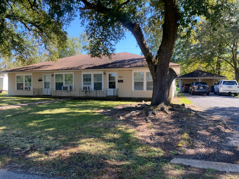 725 S 7th St in Silsbee, TX - Foto de edificio