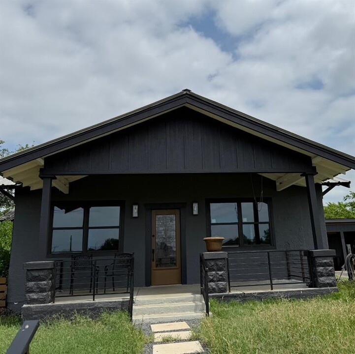 405 E College St in Llano, TX - Building Photo