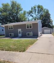 2021 W 35th St in Davenport, IA - Building Photo