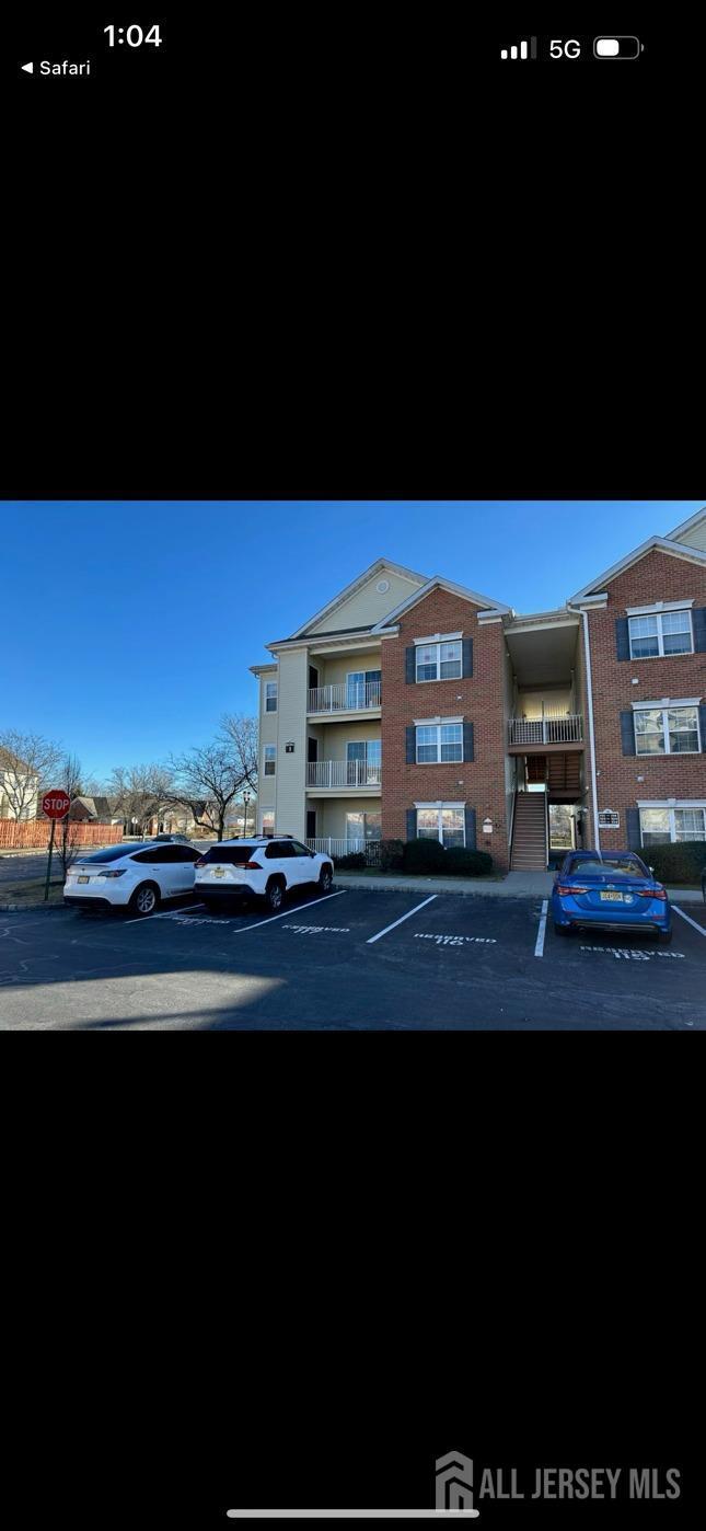 111 Frank Dr in South Plainfield, NJ - Foto de edificio - Building Photo