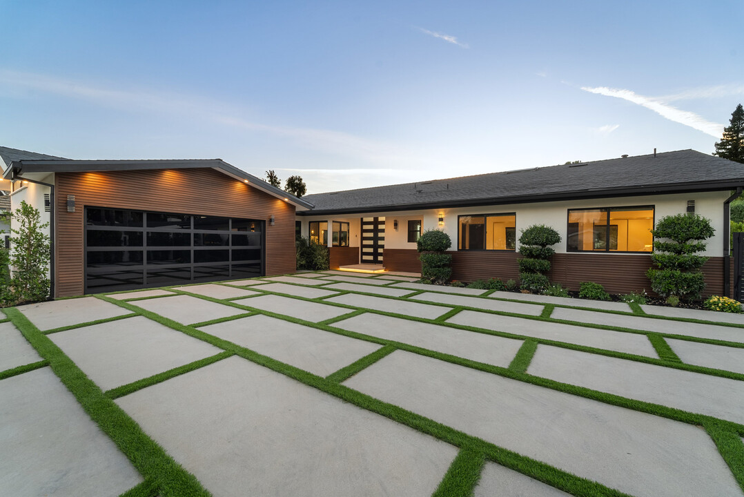 5301 Crebs Ave in Tarzana, CA - Building Photo