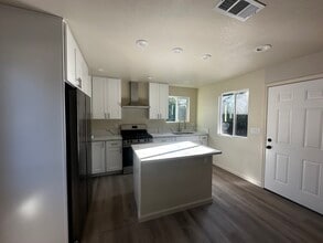 1720 S Maple St in Escondido, CA - Foto de edificio - Building Photo