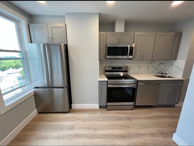 31 Faywood Ave, Unit 2