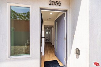 2055 S Garth Ave in Los Angeles, CA - Foto de edificio - Building Photo