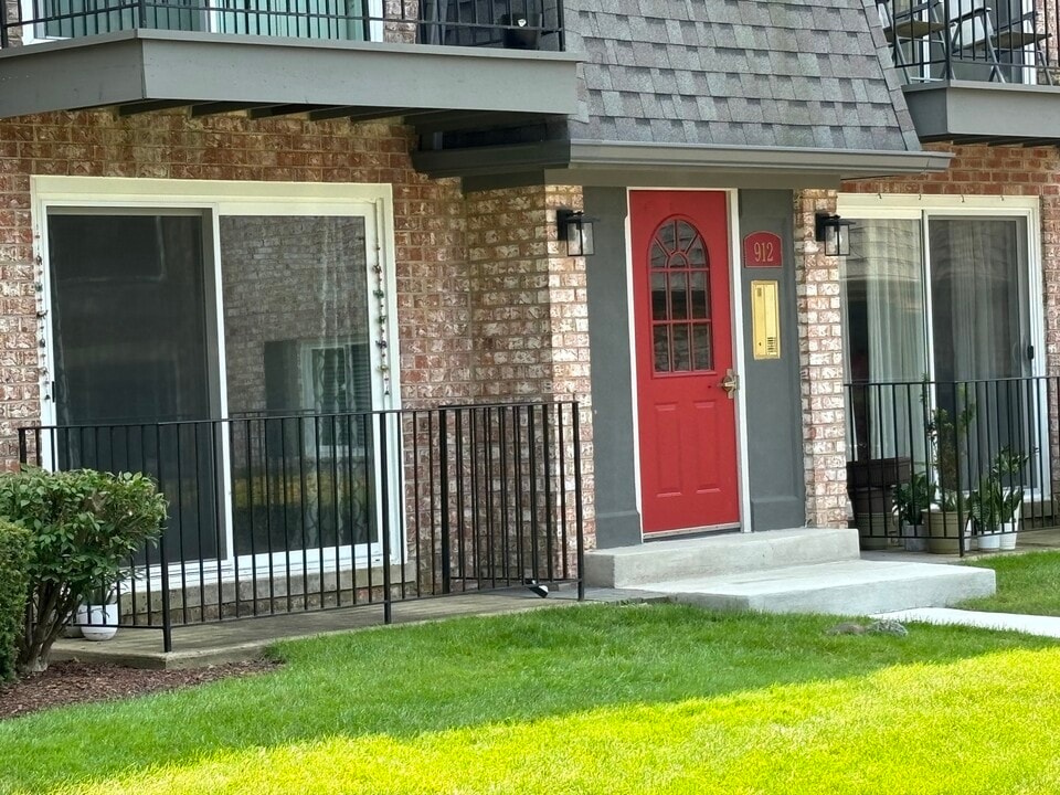 912 S Plum Grove Rd in Palatine, IL - Building Photo