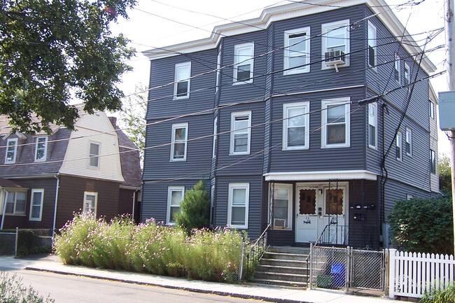 93 Alpine St, Unit 1st Floor in Somerville, MA - Building Photo - Building Photo