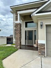302 Altozano Dr in Laredo, TX - Building Photo - Building Photo