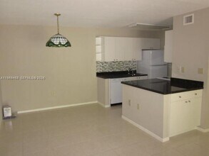 10738 N Kendall Dr in Miami, FL - Building Photo - Building Photo