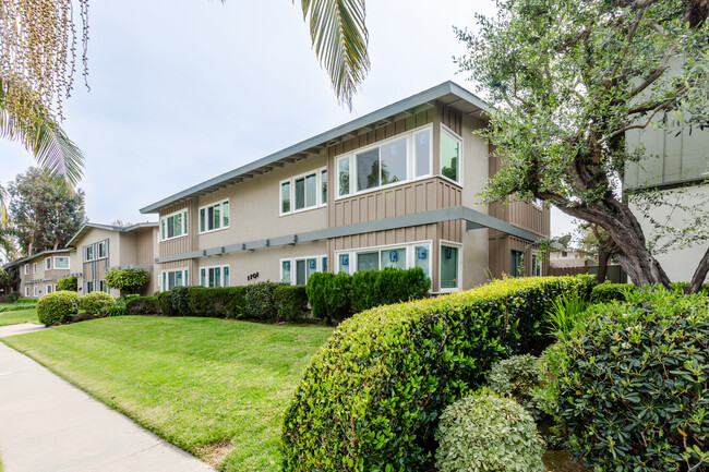 1701 Bedford Ln in Newport Beach, CA - Foto de edificio - Building Photo