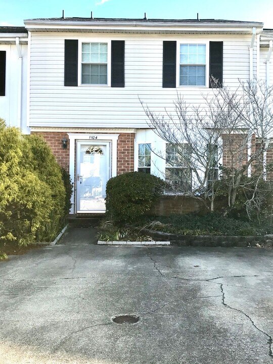 1104 Clear Springs Rd in Virginia Beach, VA - Foto de edificio