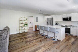 211 SE 16th Ave in Fort Lauderdale, FL - Building Photo