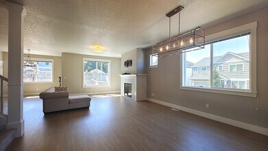 17542 SW Sunview Ln in Beaverton, OR - Foto de edificio - Building Photo