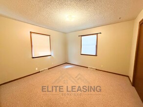 5705 SW 28th Terrace in Topeka, KS - Foto de edificio - Building Photo