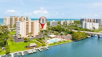 11118 Gulf Shore Dr in Naples, FL - Building Photo