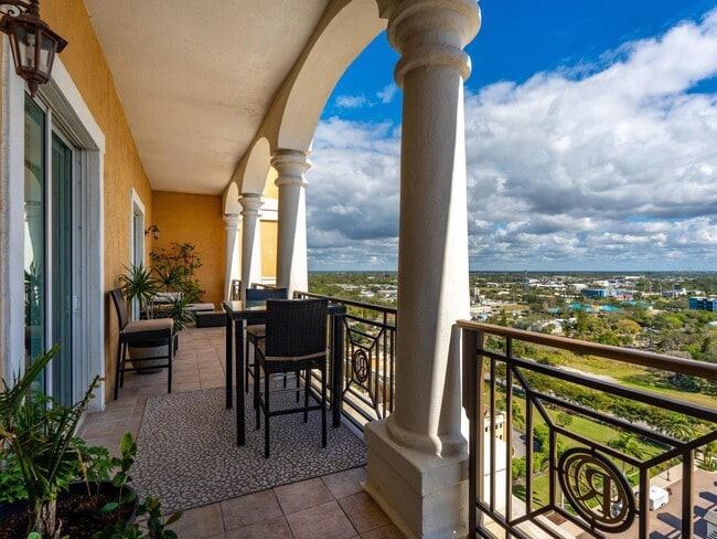 750 N Tamiami Trl, Unit Gorgeous Penthouse in Sarasota, FL - Foto de edificio - Building Photo