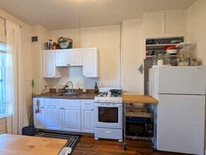 8 Evergreen Sq, Unit 2 in Somerville, MA - Foto de edificio - Building Photo