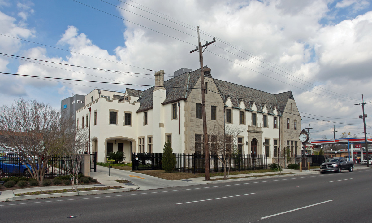 Tudor Square in New Orleans, LA - Foto de edificio