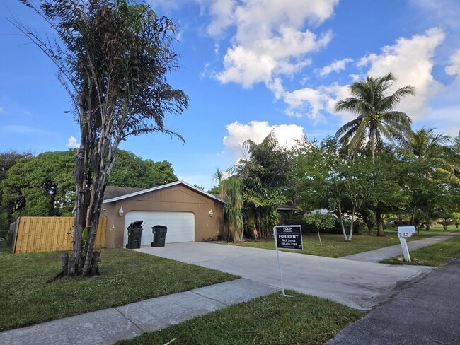 230 Ross Dr in Delray Beach, FL - Building Photo - Building Photo