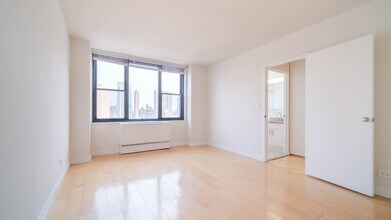 303 E 83rd St in New York, NY - Building Photo - Building Photo