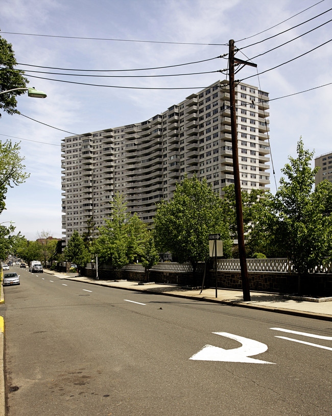 Mediterranean Towers North & South in Fort Lee, NJ - Building Photo - Building Photo