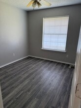 1105 Willow Bend St in Keene, TX - Foto de edificio - Building Photo