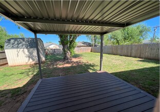 722 S Meadow Ln in Mustang, OK - Building Photo - Building Photo